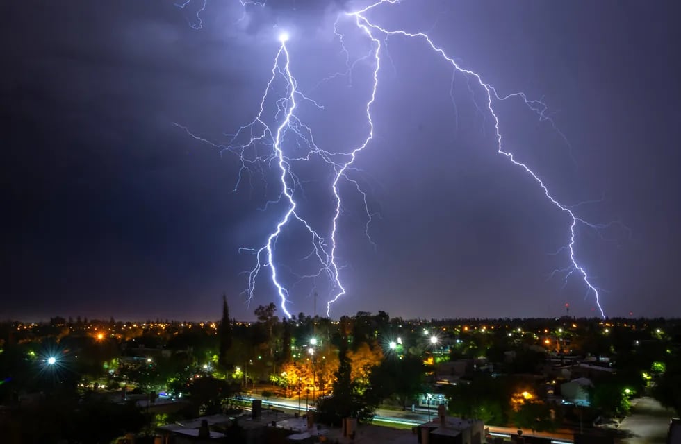 En medio de la tormenta, un rayo cayó a metros de una joven en Luján y la atendieron de urgencia. Foto; Imagen ilustrativa (Ignacio Blanco / Los Andes)