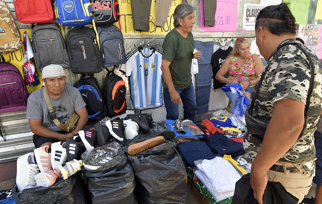 Tras el incendio que generó pérdidas totales para los comerciantes de la Feria Persa Mendoza, algunos venden en las veredas sus mercaderías. | Foto: Orlando Pelichotti / Los Andes