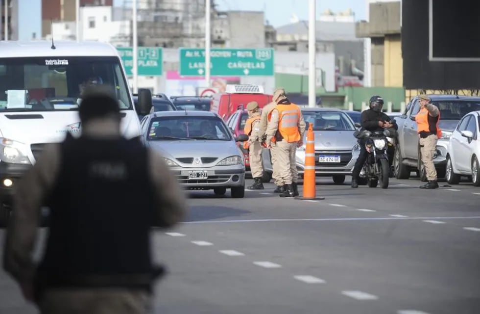 Habrán estrictos controles de las fuerzas de seguridad en los accesos a la ciudad de Buenos Aires durante el inicio de una cuarentena más estricta (Clarín)