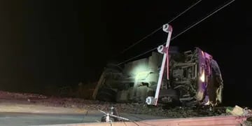 Un camión argentino volcó en los Caracoles de Chile y quedó a punto de desbarrancar