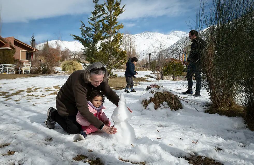 El año pasado, las nevadas en alta montaña movilizaron a los mendocinos, pero no hubo turistas nacionales. Foto: Ignacio Blanco / Los Andes