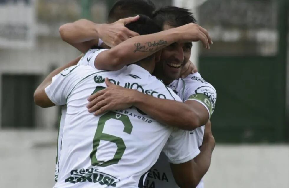 Sarmiento recibe a San Martín de Tucumán en la primera final del Reducido de la B Nacional