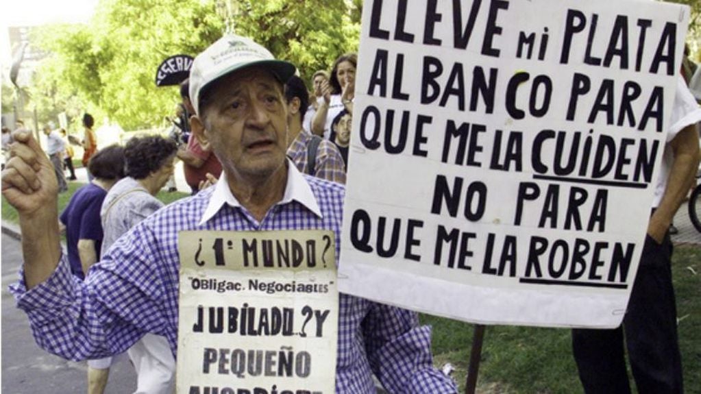 Muchas personas, en especial jubilados salieron a las calles de Mendoza a reclamar por sus fondos depositados en los bancos durante la crisis de 2001.