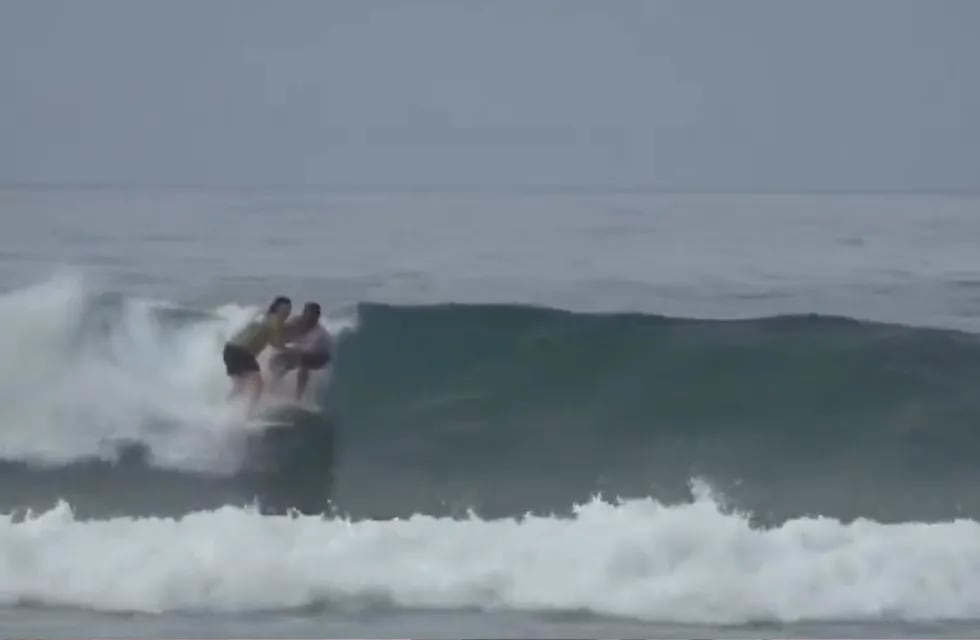 La pelea comenzó en el mar y siguió en la playa - Captura de video