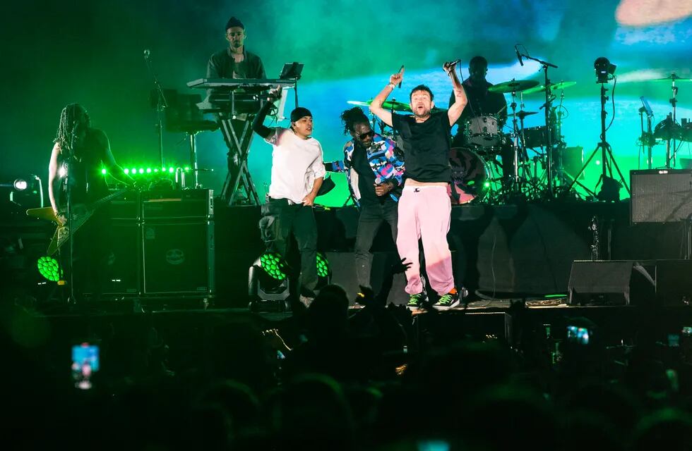 Trueno y Damon Albarn, cómplices durante el show de Gorillaz el sábado en el Quilmes Rock. (Gentileza Rodrigo Alonso)