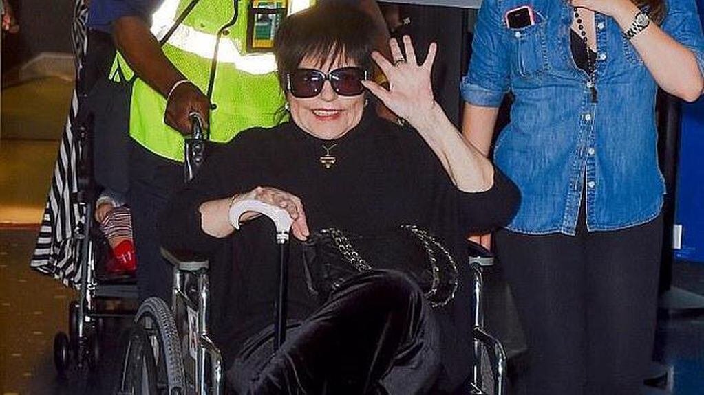 Liza Minnelli se accidentó y está en silla de ruedas