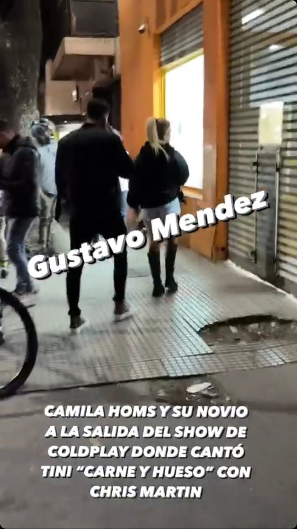 Camila Homs saliendo del recital de Coldplay junto a su pareja.