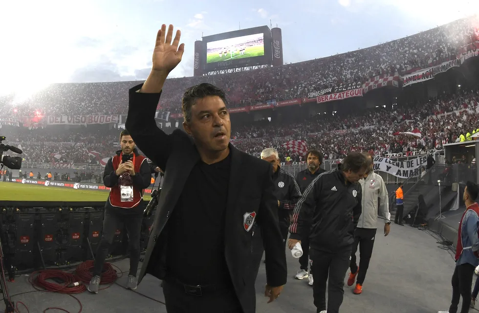 Marcelo Gallardo saluda al público millonario tras la derrota frente a Boca, en el Monumental.