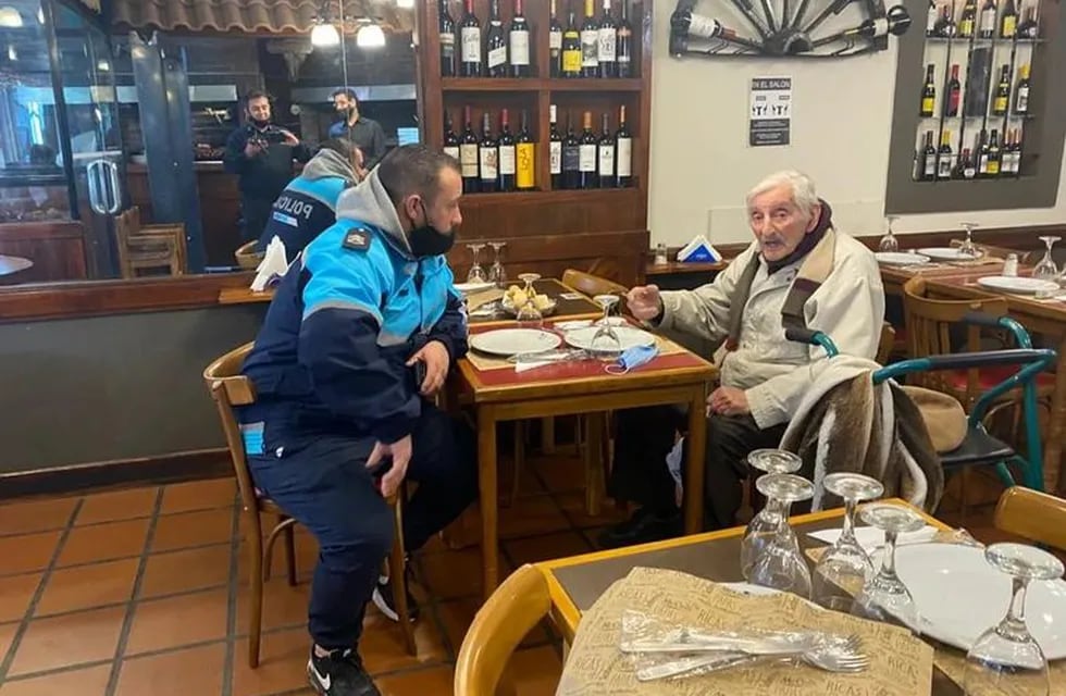 El hombre de 99 años dijo que iba a comprar y lo encontraron almorzando a 70 kilómetros de su casa.