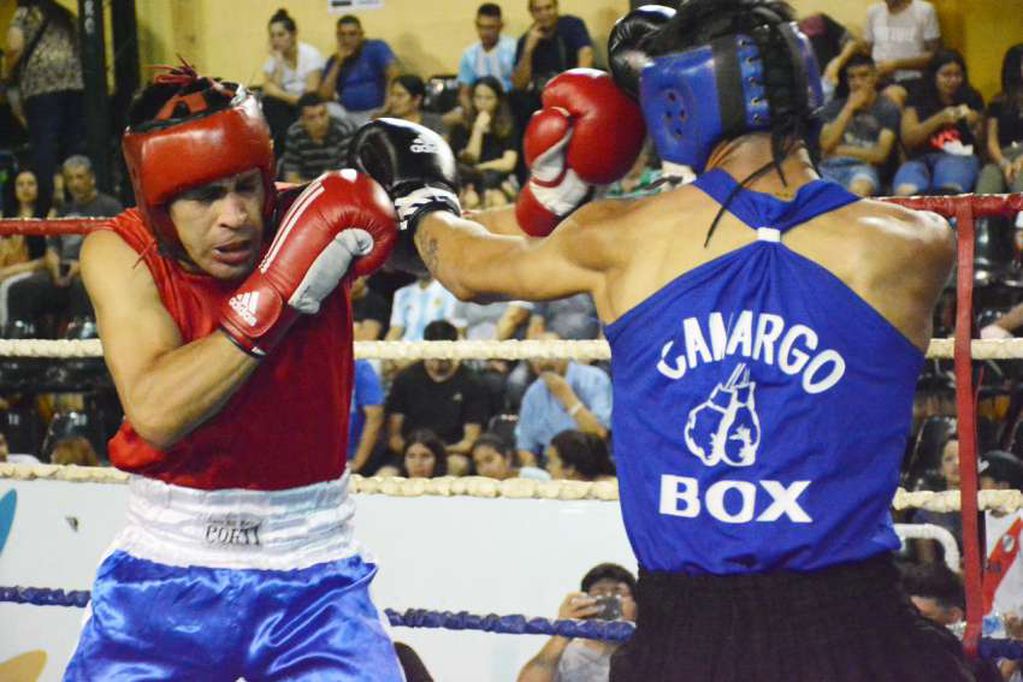 
En la mejor pelea amateur, Fassola (de frente) se impuso a Palavecino en fallo dividido. El  | Gentileza / Jorge Atencio
   