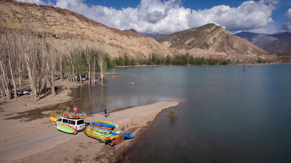Con más de 90%, Potrerillos está en su máximo nivel en 15 años y el agua podría volver a puntos secos desde hace años. Foto: Ignacio Blanco / Los Andes