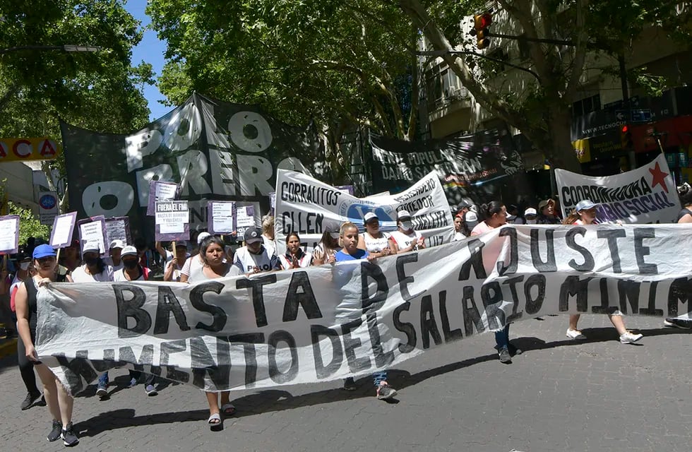 Este medio día, el Polo Obrero realizó una marcha por las calles céntricas de Mendoza.
Foto: Orlando Pelichotti