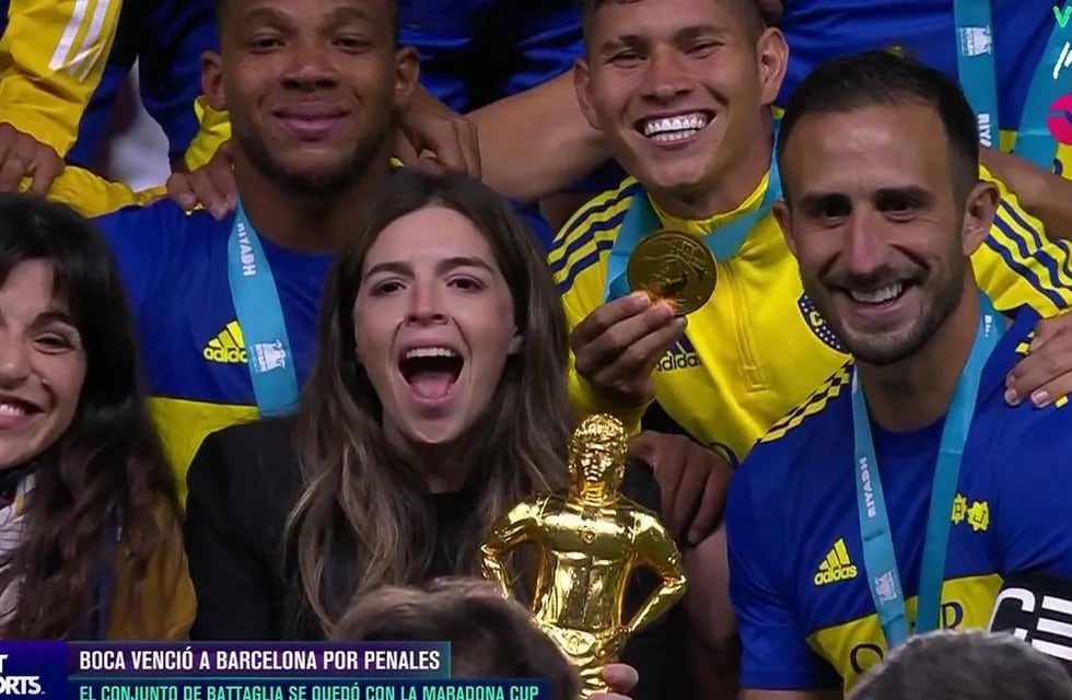 Dalma y Gianinna Maradona en la premiación junto a Carlos Izquierdoz, el capitán de Boca. (Captura TV)