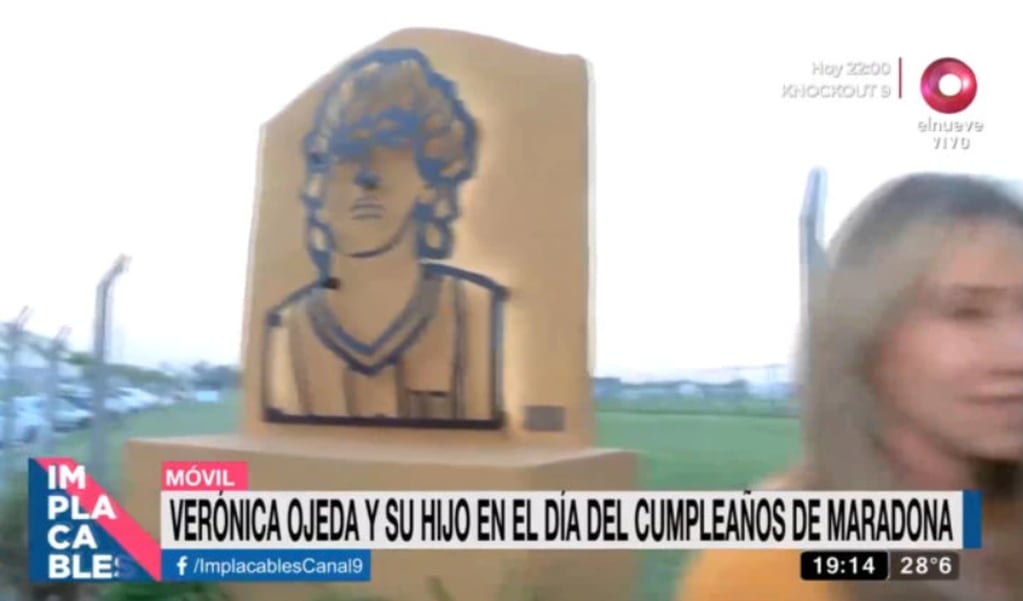 Verónica Ojeda y Dieguito Fernando homenajearon a Maradona en Ezeiza.