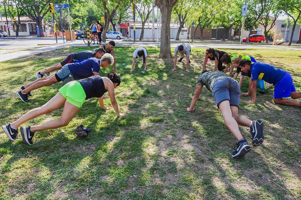 Un desafío para los que se "acordaron" de hacer ejercicios ahora que viene el verano es poderse integrar a un grupo de entrenamiento.