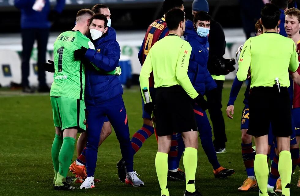 Leo Messi, lesionado, abraza a Ter Stegen luego de la clasificación a la final. El rosarino está lesionado y es duda para el domingo.