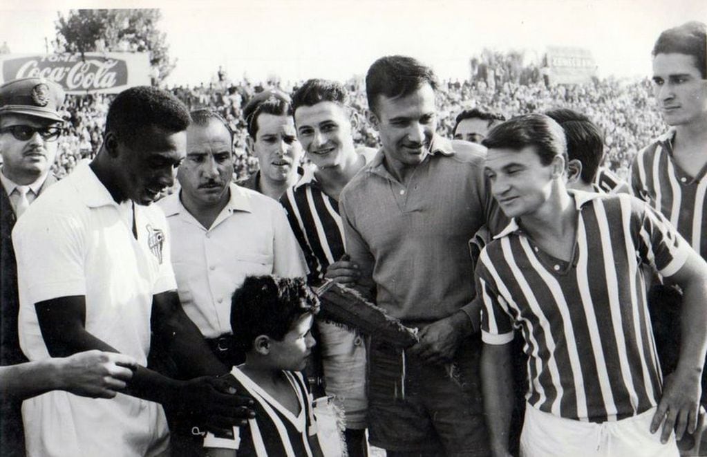 Pelé, rey del fútbol mundial en esos tiempos, llegó con su Santos para un amistoso en el estadio tombino.