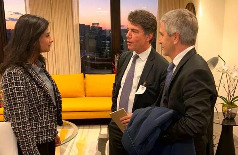 El ministro de Economía, Luis Caputo, y el jefe de Gabinete, Nicolás Posse, junto a Gita Gopinath, subdirectora gerente del FMI - Casa Rosada -