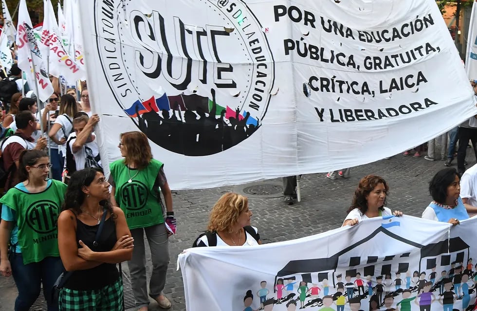 Marcha del Sindicato Unido de Docentes de Mendoza en adhesión al paro y movilización convocado por CTERA a nivel nacional.