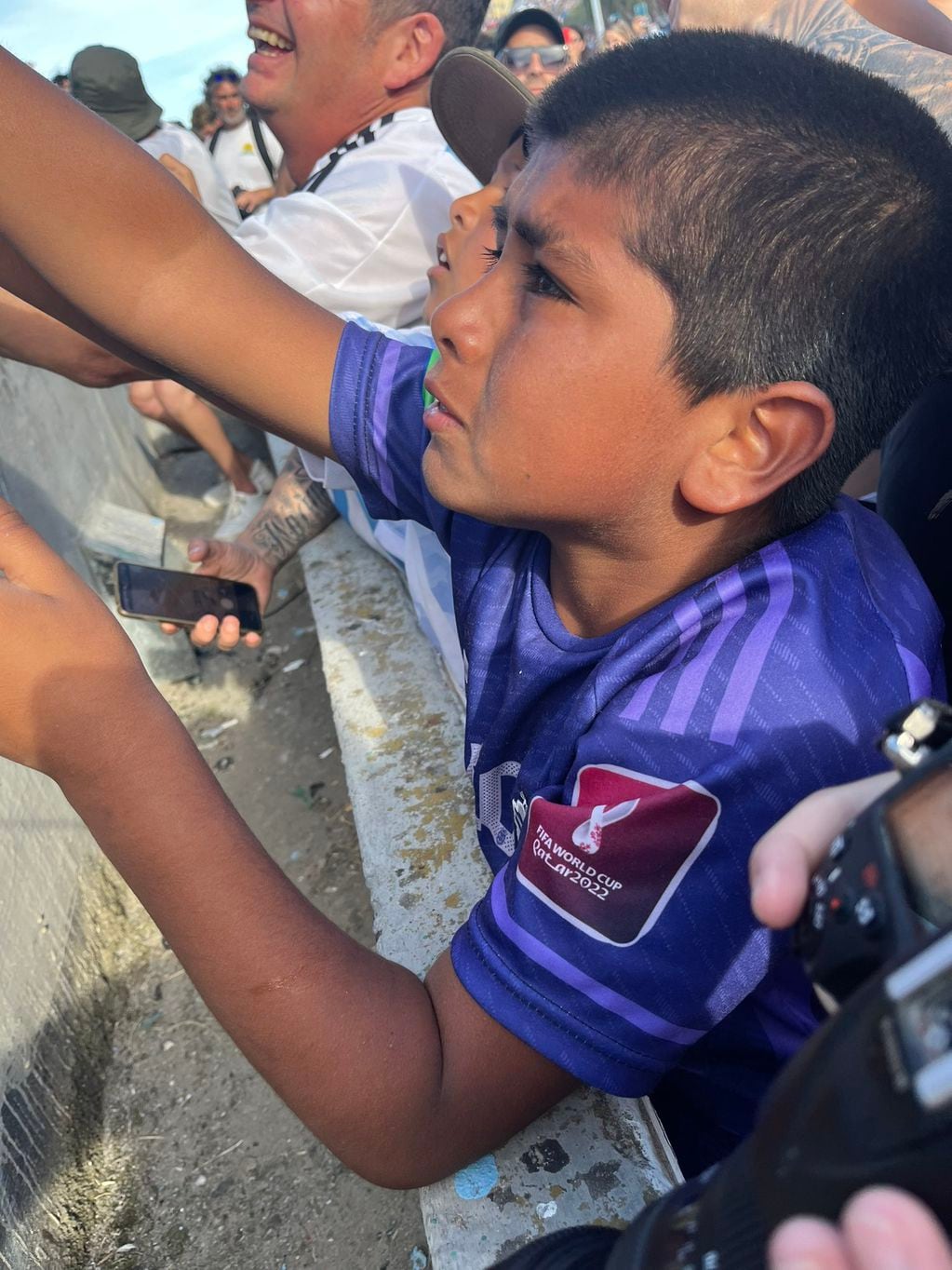 La emotiva historia del niño arquero a quien le falta un brazo y se emocionó con el gesto del Dibu Martínez. Foto: Twitter @JPAlagastino