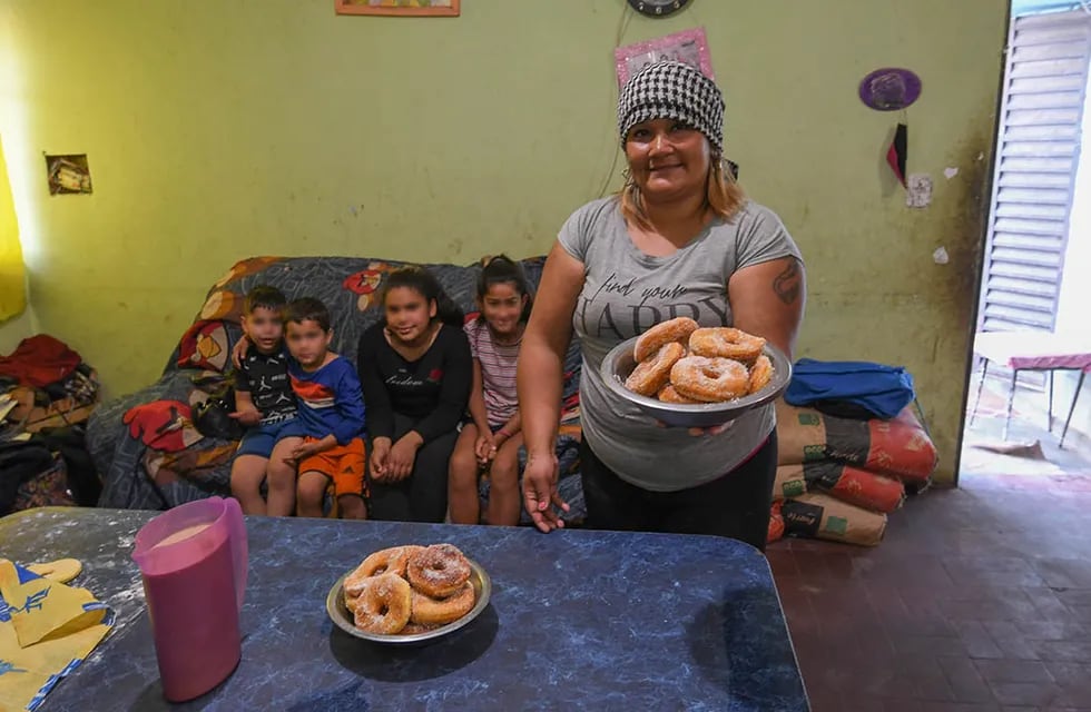 Noelia Poblete fundadora del merendero "Huellitas de amor" pide ayuda para seguir alimentando a los chicos del barrio Pedro Molina.