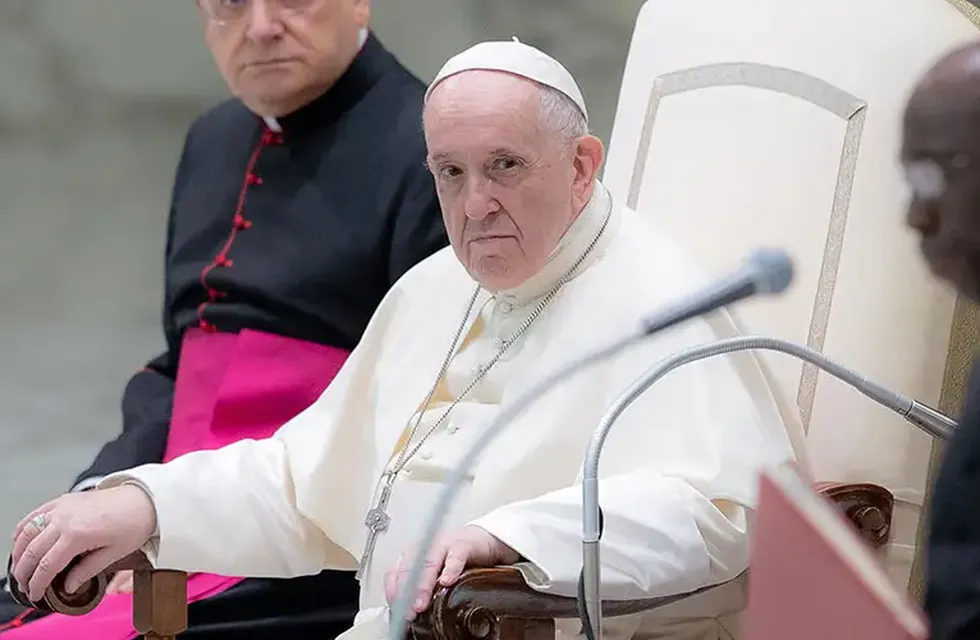 Bergoglio podría presentar su renuncia debido a un problema en su pierna derecha.