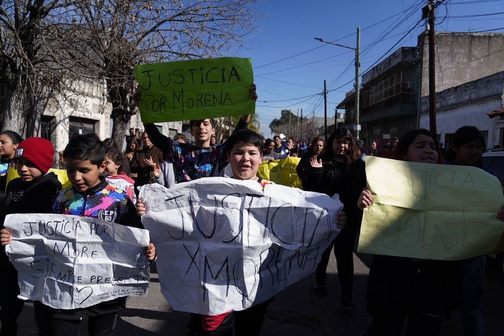 Los vecinos marchan a la comisaría de Lanús para pedir justicia por el crimen de Morena.