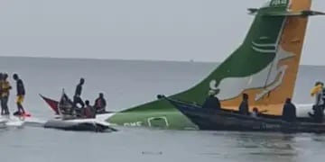 Tragedia aérea en Tanzania: un avión se estrelló en un lago y murieron 19 personas