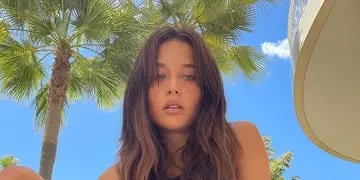 María Pedraza, la actriz española que desde Ibiza enamora con una bikini combinada