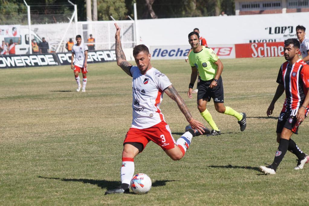 El Cruzado juega ante Chacarita en la cancha de Montecaseros / Prensa Deportivo Maipú.