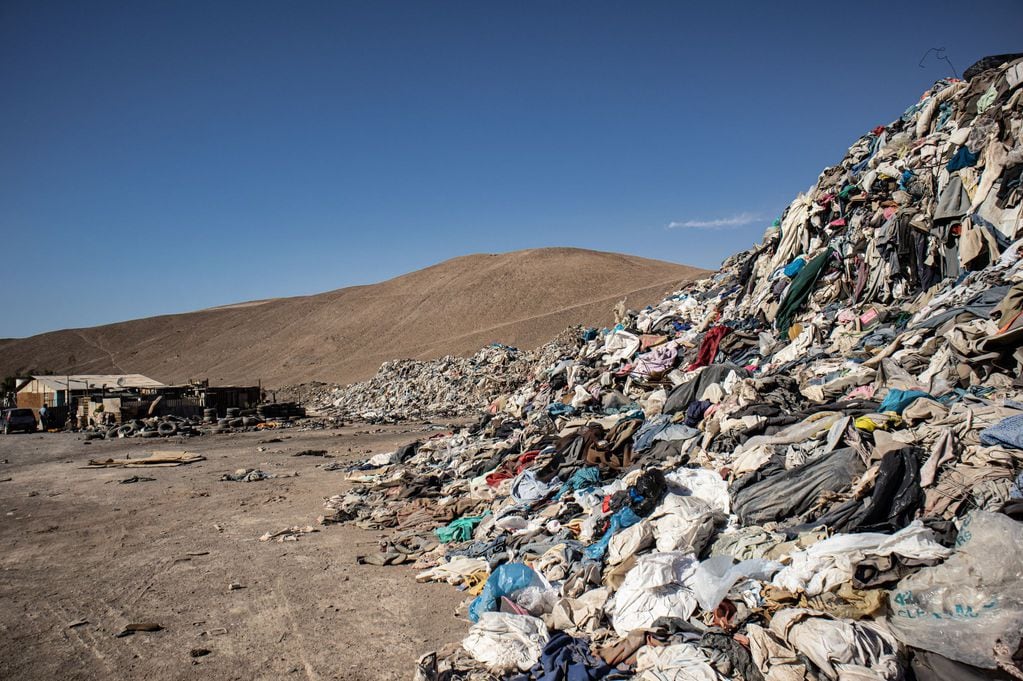 Contaminación ambiental: el enorme basural ilegal de ropa nueva en el  desierto de Atacama
