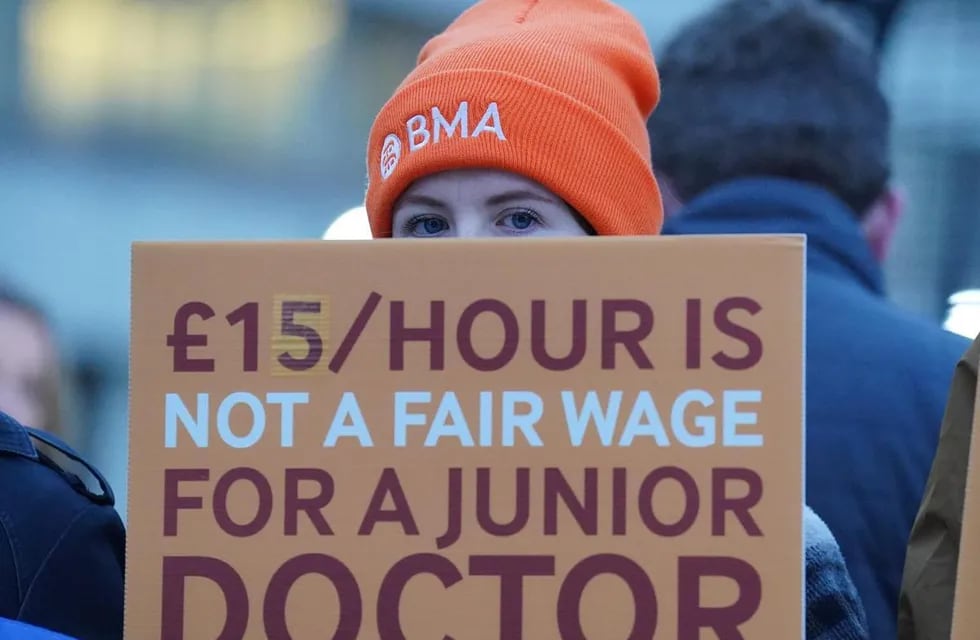 Una médica sostiene un cartel que reza: "15 euros por hora no es un salario justo para un doctor junior".