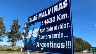 Malvinas: cartel en el acceso a Punta Alta