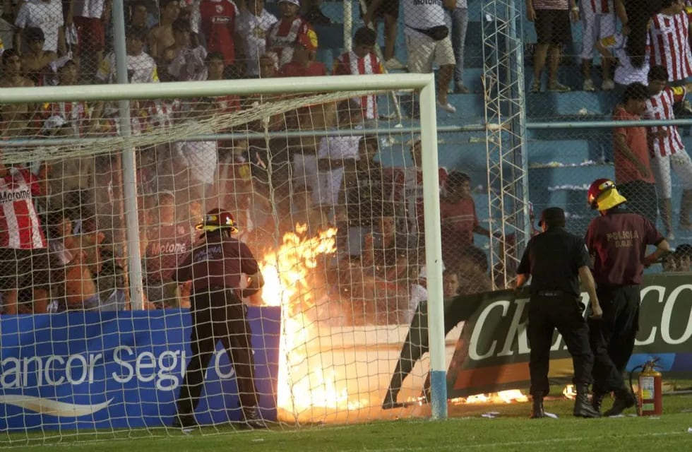 Copa Argentina: incidentes en el clásico tucumano y victoria del Decano