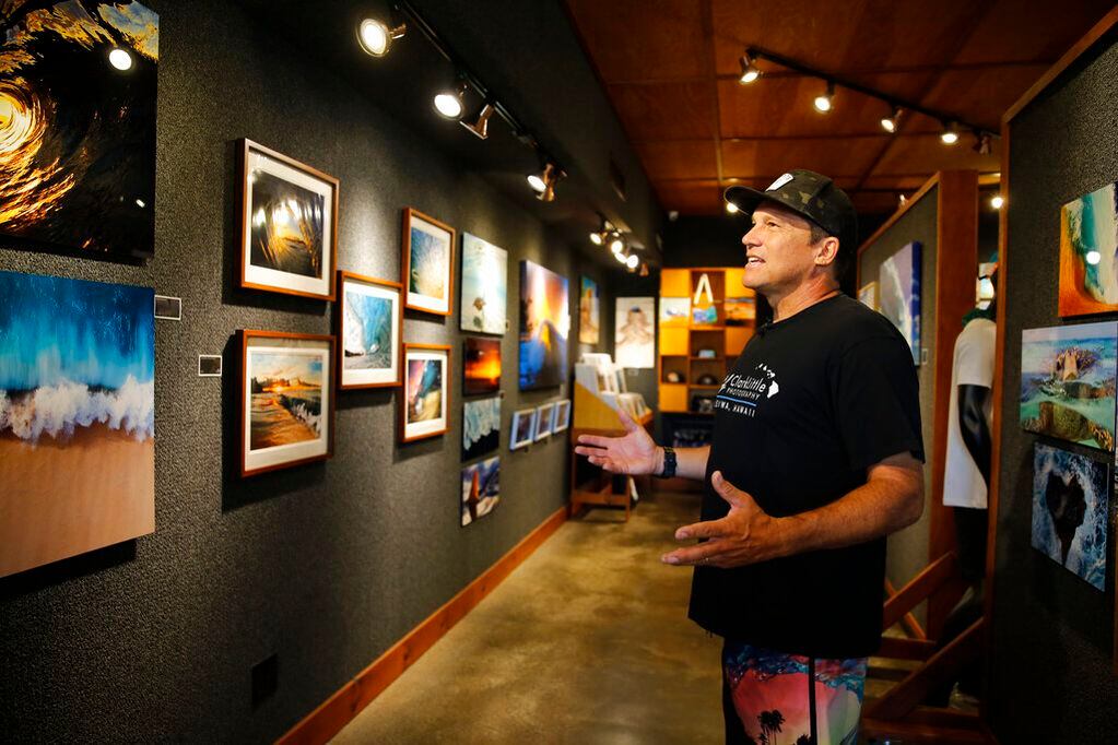 El fotógrafo de olas durante una entrevista en su galería en Haleiwa, Hawái. Foto AP/Caleb Jones