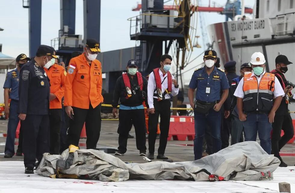 Los rescatistas indonesios sacaron ropa y restos de metal del mar de Java, después de que un Boeing 737-500 con 62 personas a bordo se estrellara poco después de despegar de Yakarta.