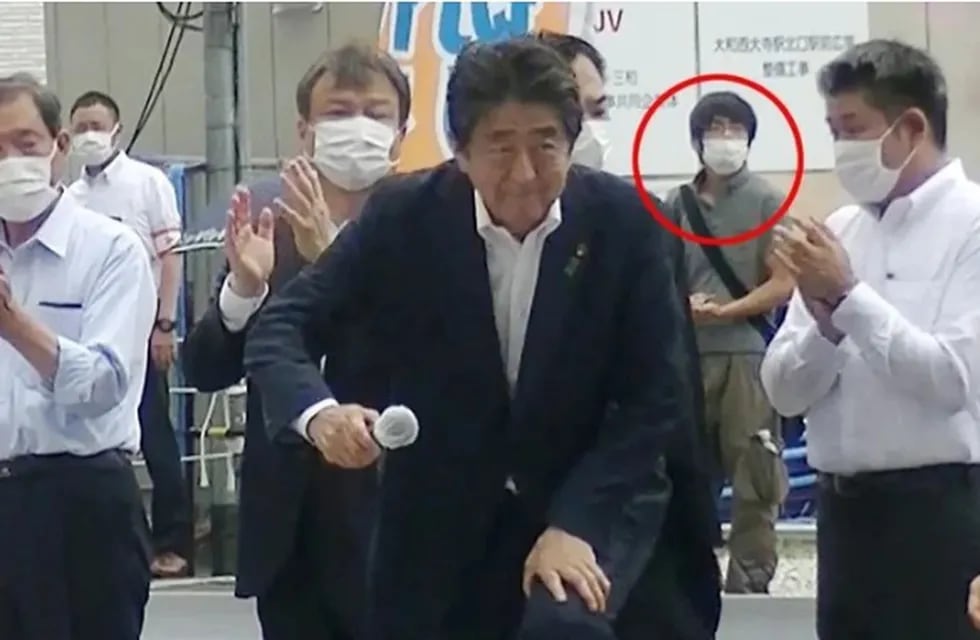 Shinzo Abe y su asesino, segundos antes del atentado.