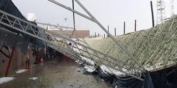 Un techo de una empresa se desmoronó debido al peso del granizo
