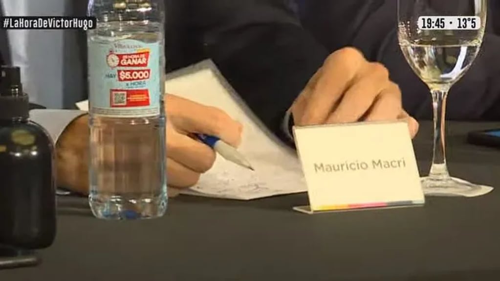 Mauricio Macri estuvo en la mesa grande junto con otros políticos.