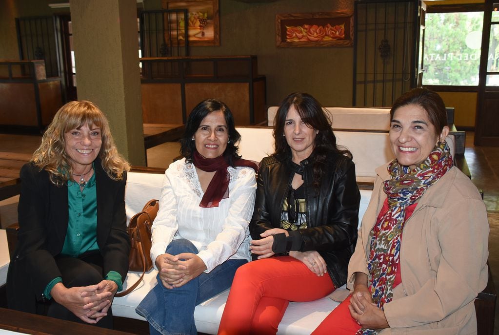 Margarita Viel, Geysi García, Laura Barta y Marcela Carrizo. Ph Eduardo Dolengiewich.