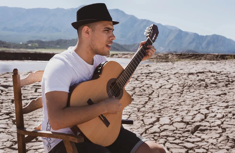 El cantautor Leo Rivero, de 22 años, será parte del show en formato acústico.