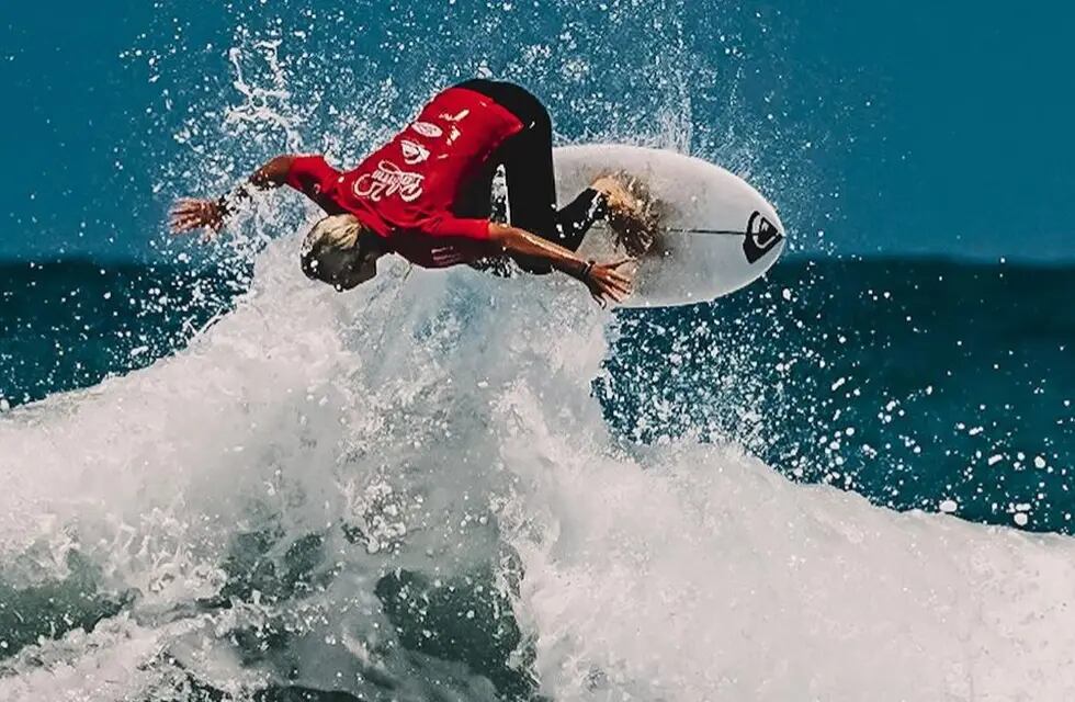 Vuela el campeón. “Es el mejor surfista argentino hoy”, dice Martín Passeri, su coach. / Gentileza: Jony Paz.