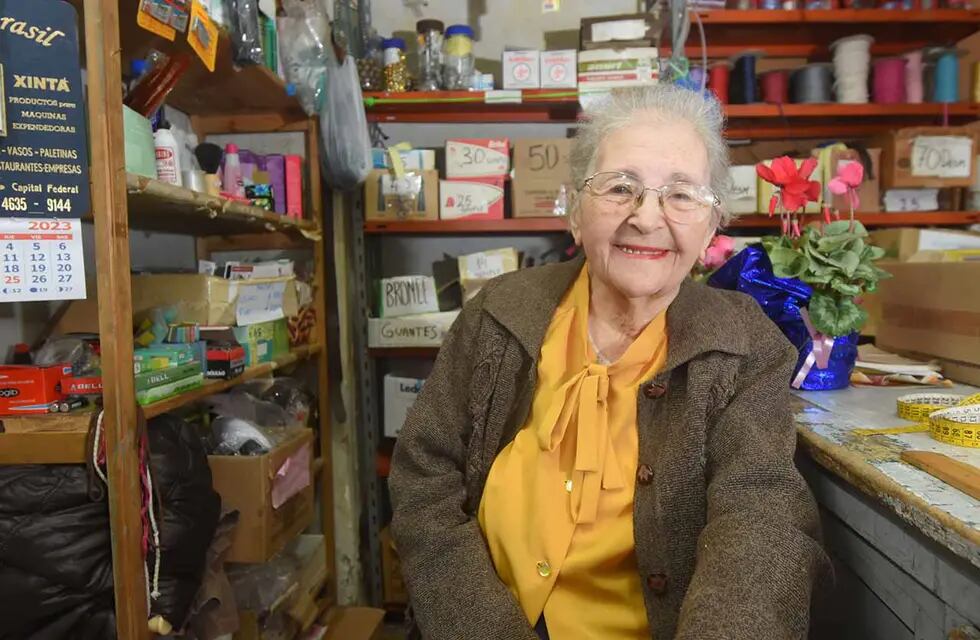 Vivió en un convento para comer y sobrevivió a la Guerra: la increíble vida de Gina, quien atiende su mercería con 95 años. Foto: José Gutierrez / Los Andes.