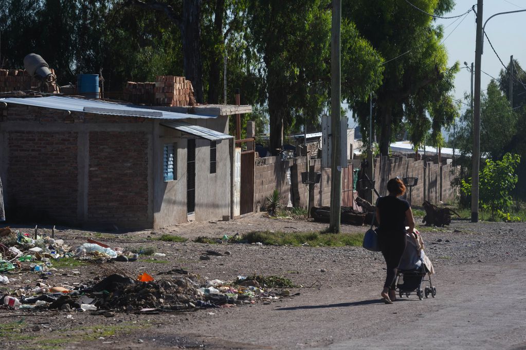 Según la UCA, la pobreza fue de casi 44% este año en Argentina y alcanzó a 18 millones de personas
