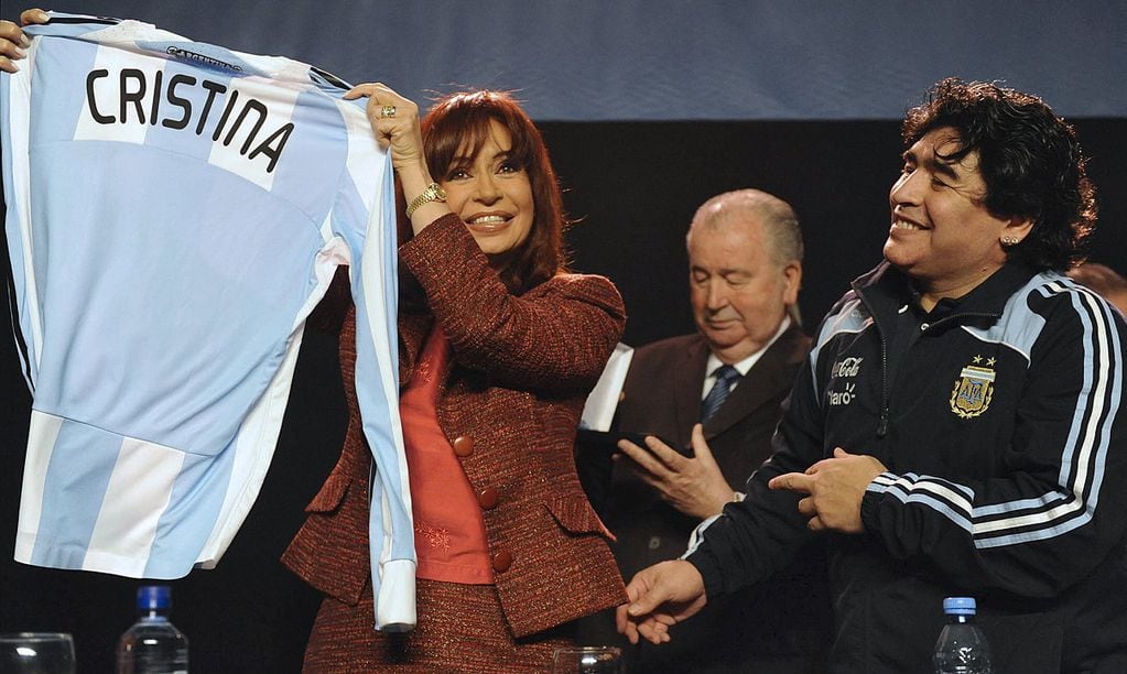 Cristina Fernández junto a Diego Maradona en el lanzamiento del Fútbol para Todos (2009). Foto: X / @ArmandoMatura10