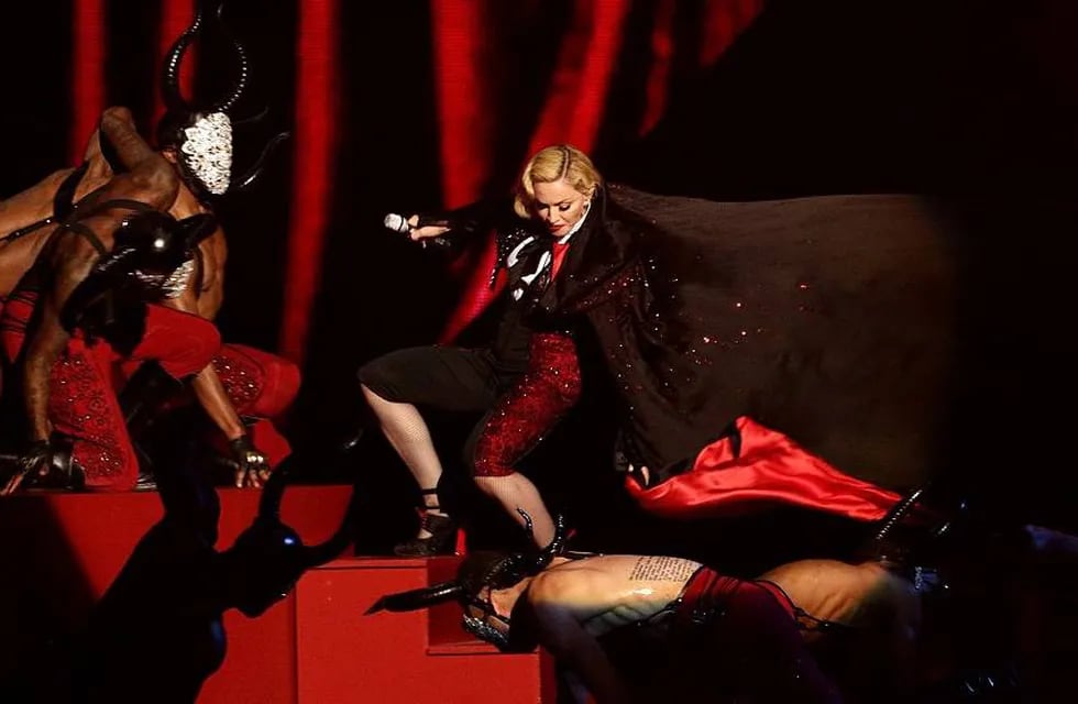 Madonna confesó que sufrió un esguince cervical al caerse durante la ceremonia de los Brit Awards