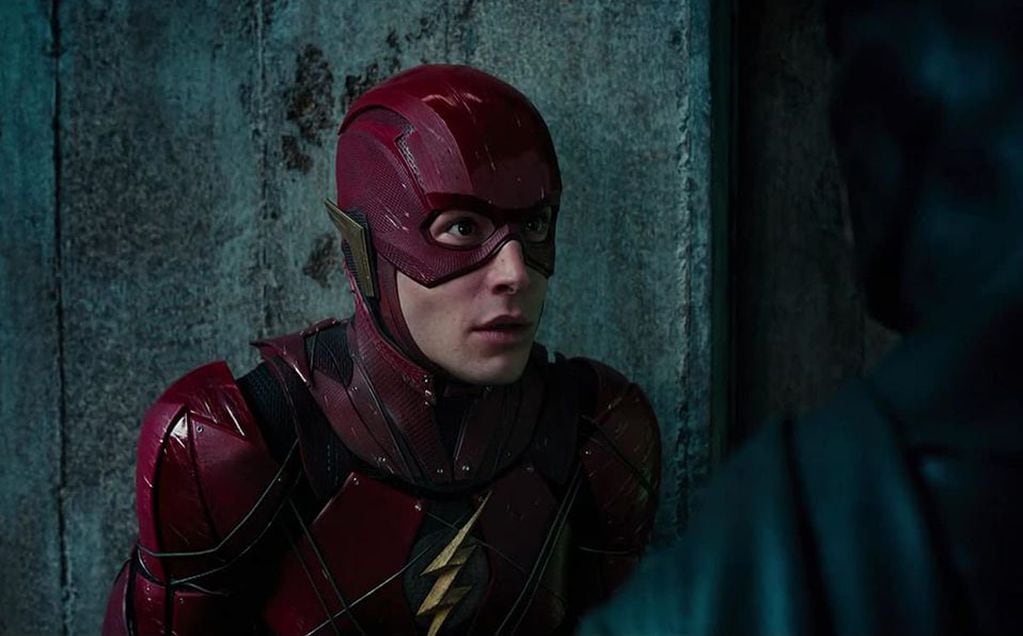 Ezra Miller interpretando a Flash.