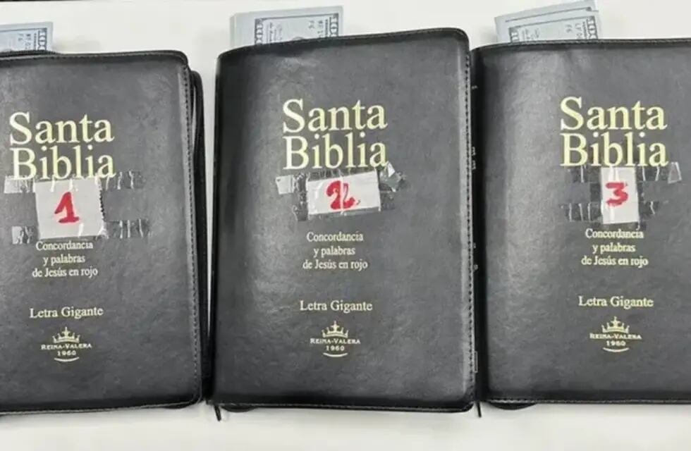 Agentes de la Dirección General de Aduana desbarataron una tentativa de contrabando de casi 17.000 mil dólares ocultos en tres biblias. Gentileza: LT7.