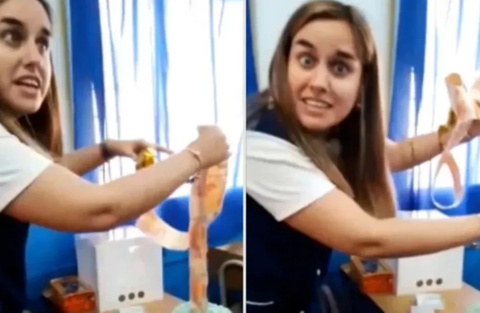 Alumnos de Rosario le regalaron una torta con dinero oculto a una maestra. (Captura de video)