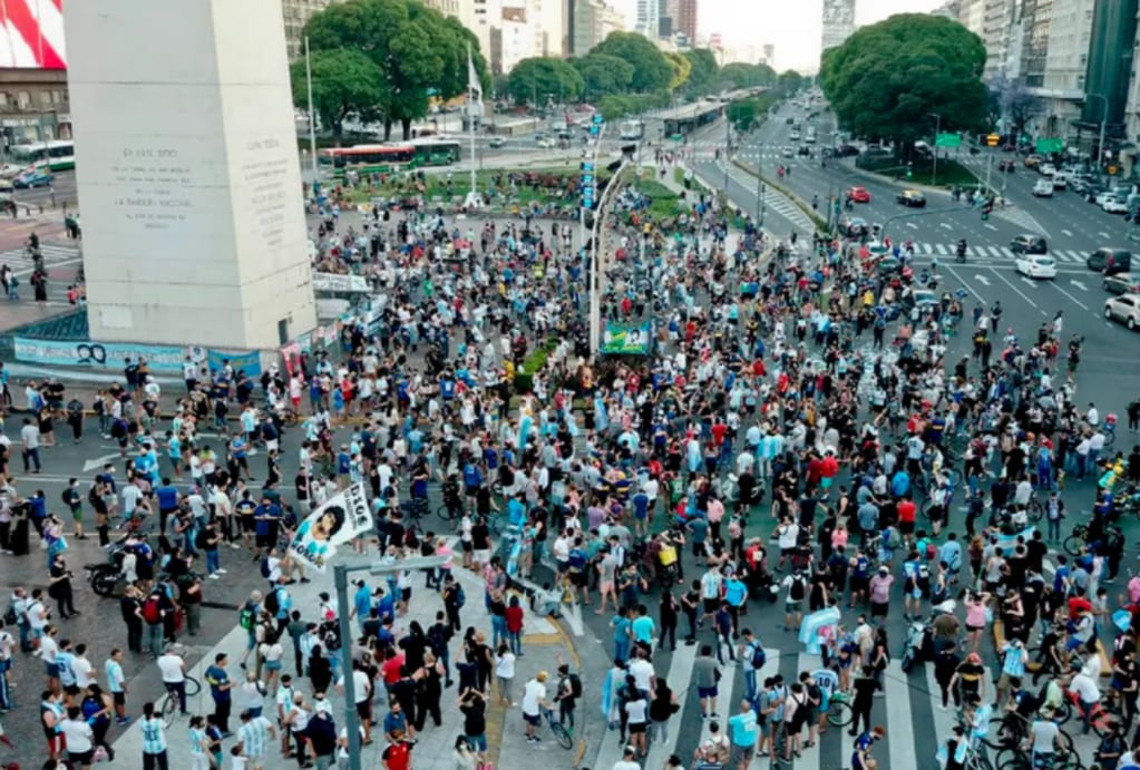 Miles de personas se reunieron en el Obelisco para despedir a Diego